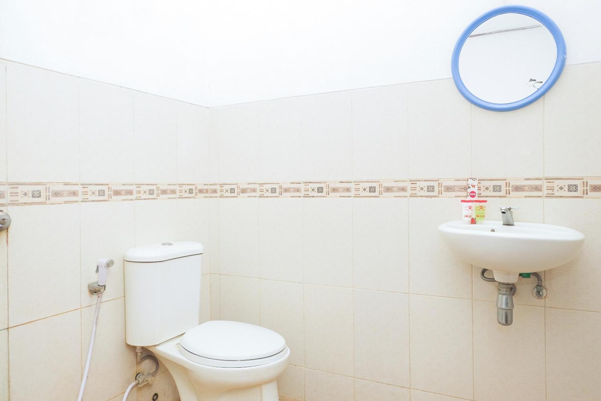 Super Oyo 353 Loesje Guest House Syariah Μαλάνγκ Εξωτερικό φωτογραφία