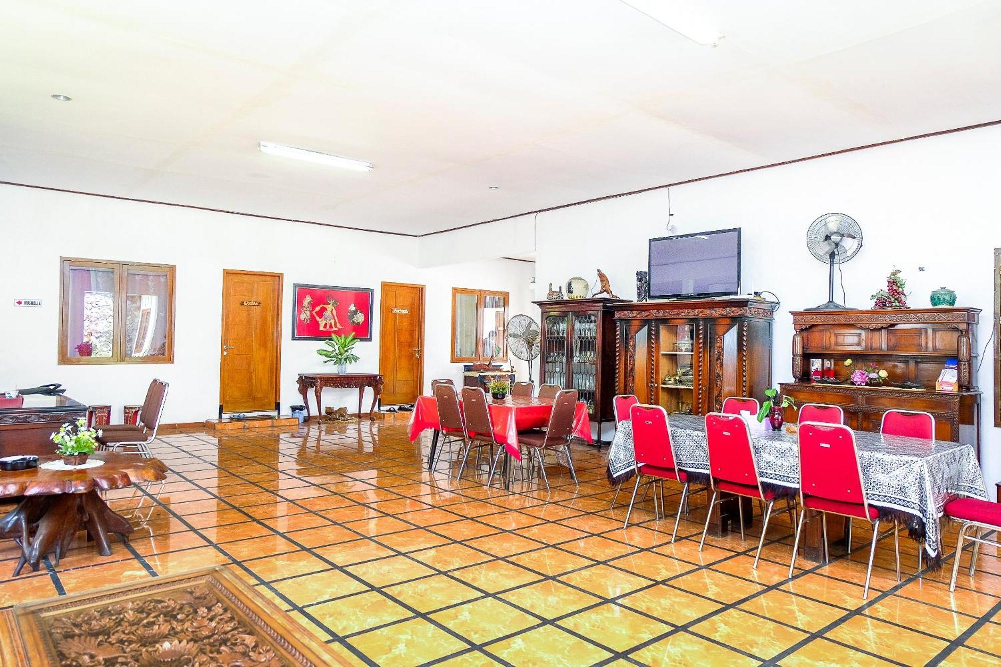 Super Oyo 353 Loesje Guest House Syariah Μαλάνγκ Εξωτερικό φωτογραφία