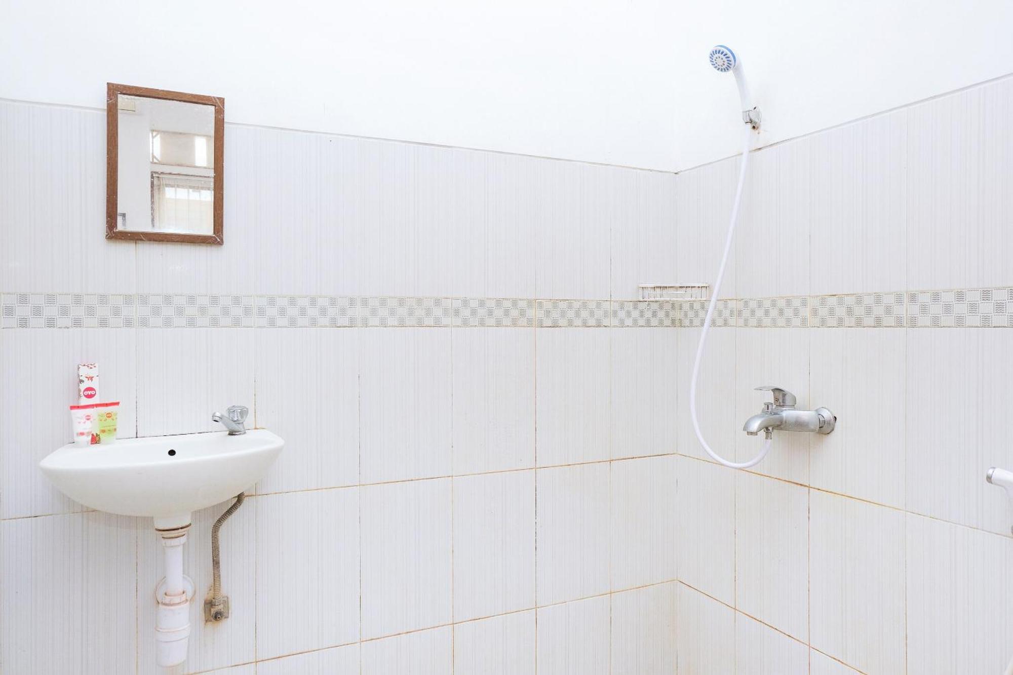 Super Oyo 353 Loesje Guest House Syariah Μαλάνγκ Εξωτερικό φωτογραφία